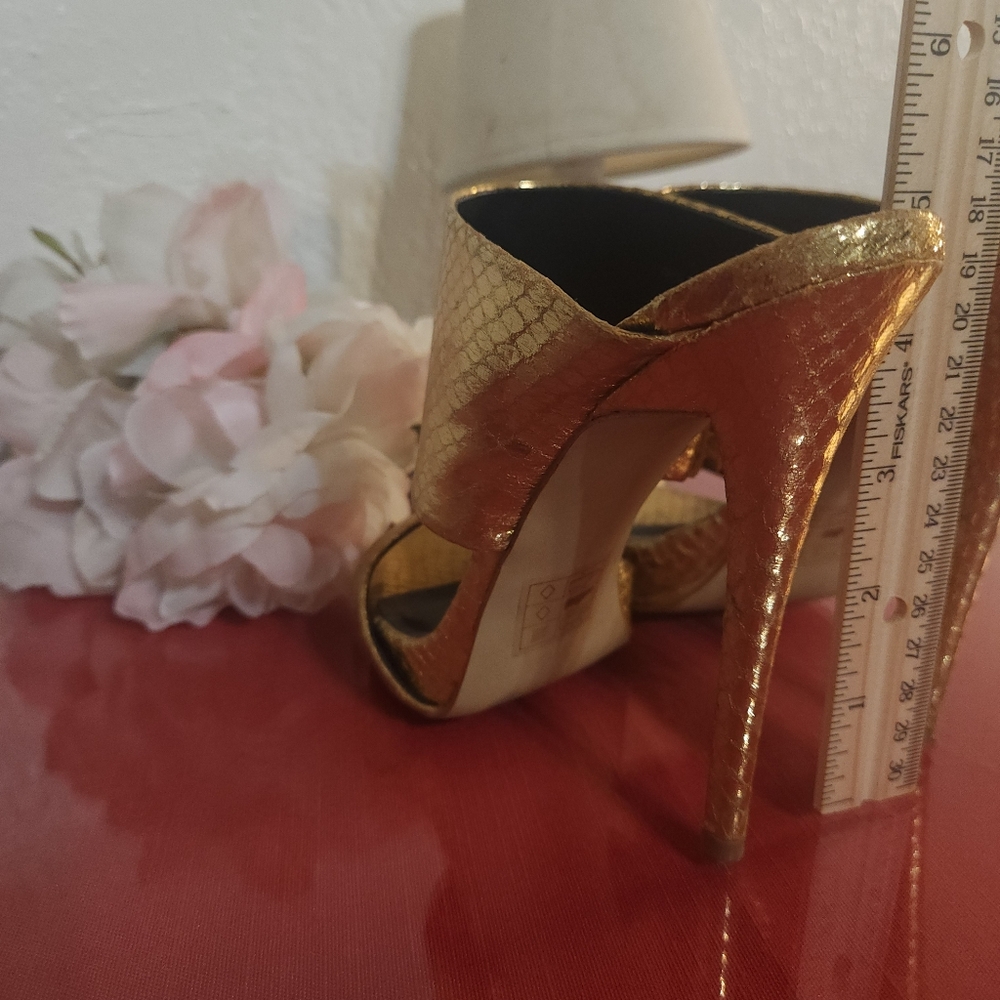 BEBE Glamorous Gold Stiletto Heels with Pointed Toe sz6 - Picture 10 of 10